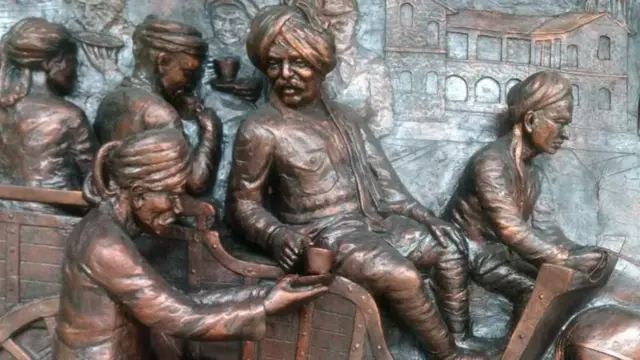 राजर्षी शाहू महाराज गंगाराम कांबळे यांच्याकडून चहा घेतानाचे म्युरल कोल्हापुरातील शाहू स्मारक भवन इथं आहे.