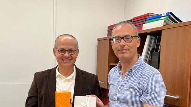 El profesor Omar Yaghi posa junto al profesor Jorge Rodríguez Navarro en una oficina