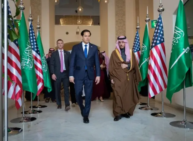 وزير الخارجية الأمريكي ماركو روبيو يلتقي بوزير الخارجية السعودي الأمير فيصل بن فرحان آل سعود، في الرياض، المملكة العربية السعودية، في 17 فبراير 2025.