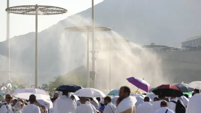 Peregrinos sendo refrescados por vapor d'água na Montanha da Misericórdia 