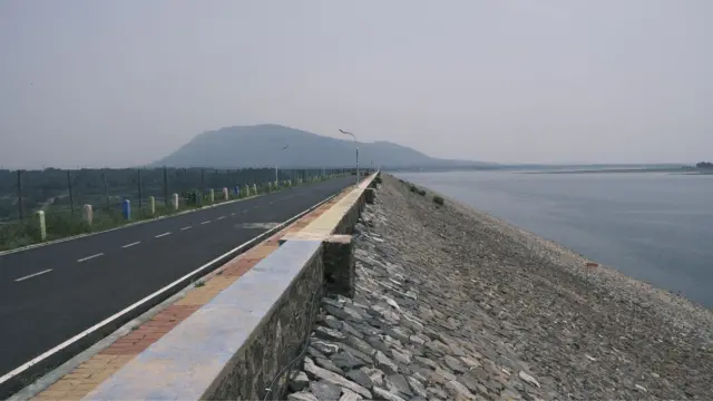 পাঞ্চেত বাঁধ ও একপাশে পাঞ্চেত জলাধার। ১৯৫৭ সালে পুরুলিয়া ও পশ্চিম বর্ধমান জেলা সীমান্তের সঙ্গে লাগোয়া ঝাড়খণ্ড রাজ্যের সীমান্তে এই বাঁধ নির্মাণের ফলে বহু প্রাচীন মন্দির নিশ্চিহ্ন হয়ে যায়