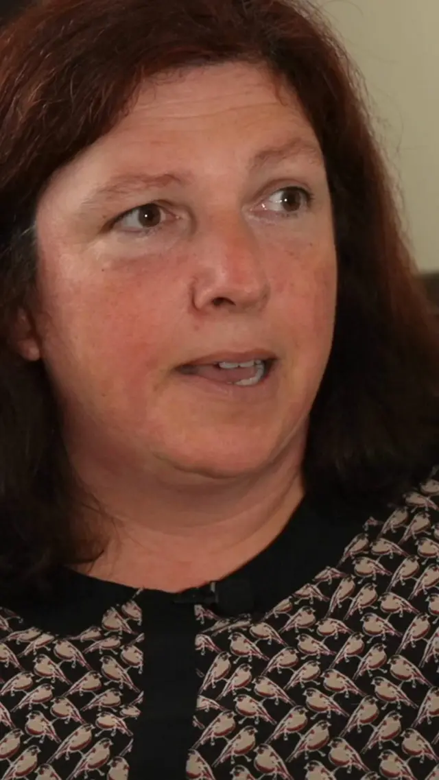 سو نوموي مېرمن ده چې لنډ سره رنګ ویښتان لري. 