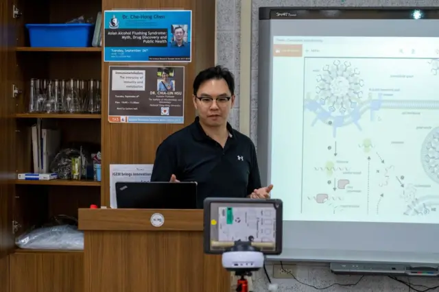 一名老师正在远距教学。