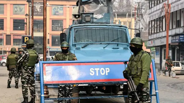 सोमवार को श्रीनगर में तैनात सुरक्षा बल के जवान