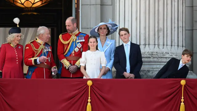 العائلة المالكة على شرفة قصر باكنغهام