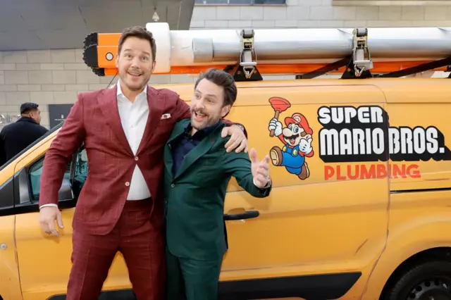 Chris Pratt y Charlie Day asisten a la proyección especial de "The Super Mario Bros." de Universal Pictures en el cine Regal LA Live, el 1 de abril de 2023 en Los Ángeles, California.