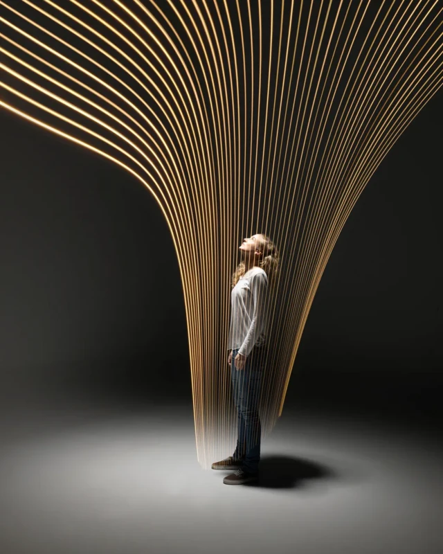 زنی در میان شبکههای نوری ایستاده است