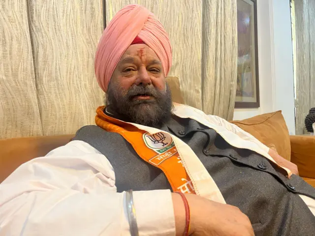 बीजेपी उम्मीदवार तरविन्दर मारवाह कहते हैं कि मनीष सिसोदिया अपनी सीट छोड़कर यहां आए हैं क्योंकि जनता ने उन्हें नकार दिया है