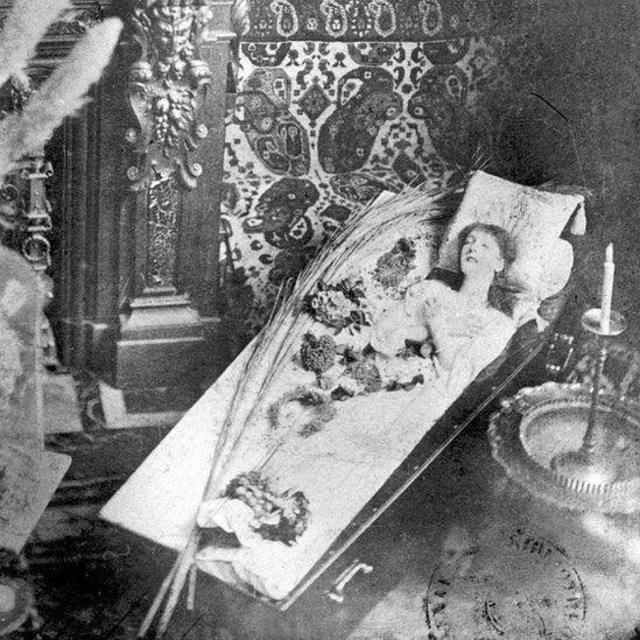 Sarah Bernhardt dentro de um caixão