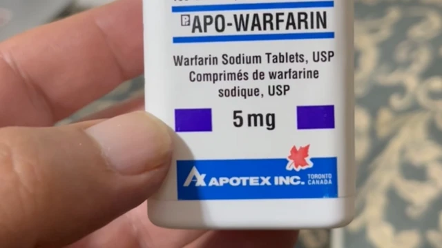 یک بسته قرص وارفارین در دست یک نفر