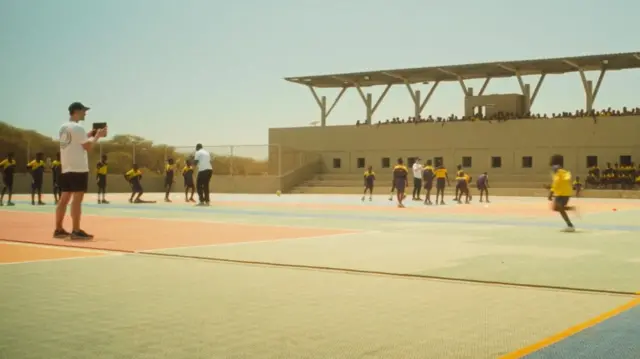 Au Sénégal, des évaluateurs ont filmé des enfants avec des tablettes pour permettre à l'IA d'évaluer leur vitesse et leur agilité.