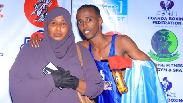 Hooyo xamdi oo markeedii ugu horeysay si toos ah u daawasho tagtay wiilkeeda