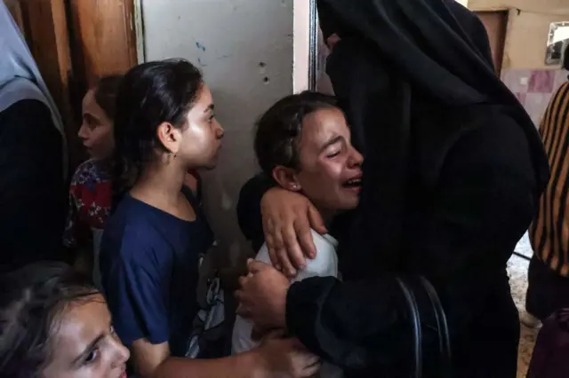 تصویری از عزاداری خانواده و نزدیکان لیان الشاعر، کودک ۱۰ ساله‌ای که بعد آسیب‌دیدن سرش در جریان بمباران اسرائیل، در بیمارستان درگذشت