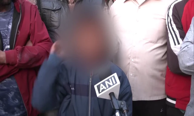 मीडिया से बात करता हुआ इस हमले में ज़िंदा बचा बच्चा