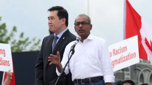 कनाडाई सांसद चंद्रा आर्य (दाएं)