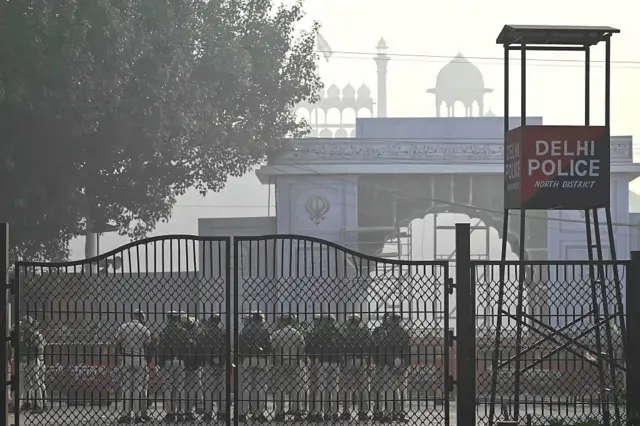 লাল কেল্লার গেটের কাছে দাঁড়িয়ে আছে পুলিশের কয়েকজন সদস্য