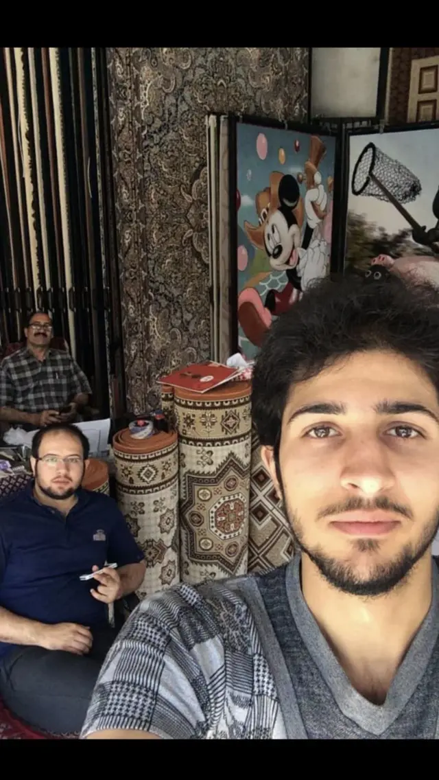 محمد جامه‌بزرگ و پسرانش در مغازه فرش‌فروشی