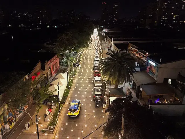 Vista aérea de un barrio de Santiago de Chile por la noche.