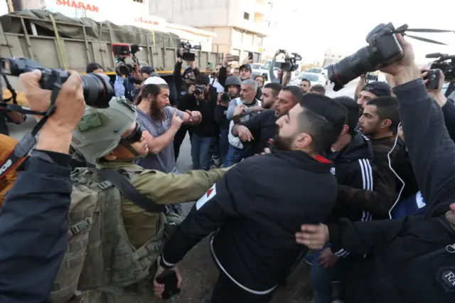 নাবলুসের কাছে একটি ইহুদি বসতির বাসিন্দাদের মুখোমুখি স্থানীয় ফিলিস্তিনিরা 