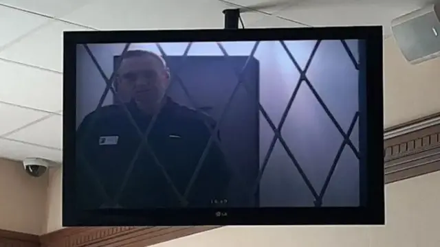 지난 15일 법정에 영상을 통해 모습을 드러낸 나발니