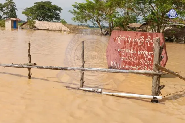 ရေကြီးနစ်မြုပ်နေတဲ့ ပဲခူးတိုင်းဒေသကြီးထဲက KNU နယ်မြေ ကျောက်ကြီးမြို့နယ်၊လှေတန်းကျေးရွာ 