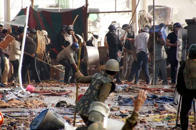 ਪੁਲਿਸ ਅਤੇ ਰਾਮਪਾਲ ਦੇ ਸ਼ਰਧਾਲੂਆਂ ਵਿਚਕਾਰ ਝੜਪ