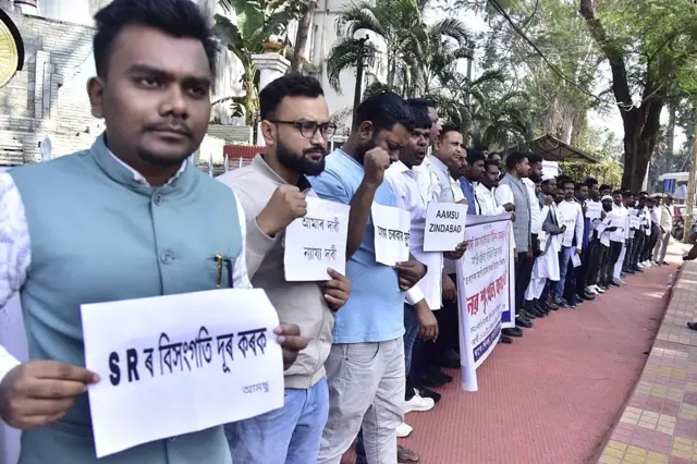 ऑल असम माइनॉरिटीज़ स्टूडेंट्स यूनियन ने 3 फरवरी को एक मानव श्रृंखला बनाकर एसआर प्रक्रिया में अनियमितताओं का आरोप लगाया है