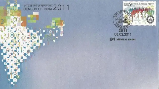 2011 Nüfus Sayımı için çıkarılan bu hatıra pulunda, el ele tutuşan aileler, bir sayım görevlisi ve nüfus sayımı amblemi yer alıyordu. İlk gün zarfında pikselli bir Hindistan haritası bulunurken, iptal damgasında nüfus sayımının sembolü kullanılmıştı. Tasarım, nüfus sayımında dijital çağa adım atan bir ülkeyi yansıtıyordu.