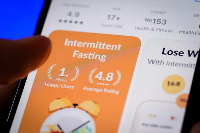 간헐적 단식 앱을 띄워놓은 휴대폰 화면
