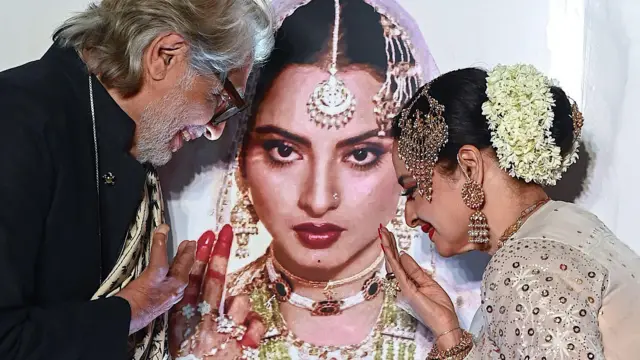 ২০২৫-র শুরুতে উমরাওজান ছবির পুনর্মুক্তি উপলক্ষে ছবির পোস্টারের সামনে মুজফফর আলি ও রেখা