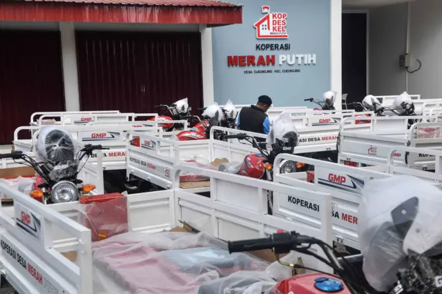 Perangkat desa memeriksa kendaraan motor roda tiga operasional Koperasi Desa Merah Putih (KDMP) di Desa Cijengjing, Kabupaten Ciamis, Jawa Barat, Selasa (2/6/2026). PT Agrinas Pangan Nusantara melalui Kodim 0613/Ciamis menyalurkan 50 unit motor roda tiga pada tahap pertama untuk 25 titik KDMP di Kabupaten Ciamis guna mendukung operasional koperasi serta memperkuat pertumbuhan ekonomi desa.