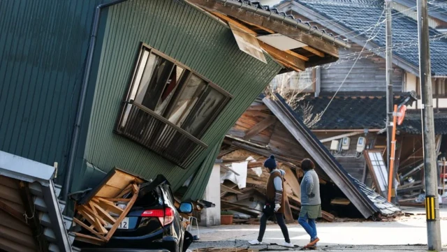 2024 புத்தாண்டன்று ஏற்பட்ட சக்திவாய்ந்த நிலநடுக்கம் மத்திய ஜப்பானில் வீடுகள் இடிந்து விழுந்தன