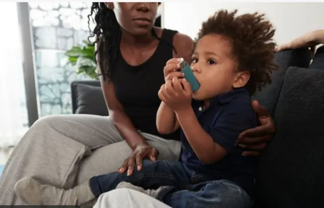 Ọmọkunrin to ni asthma to n lo inhaler