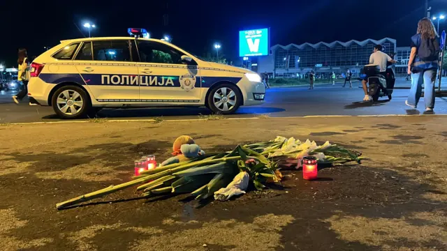 Полиција и положено цвеће испред Железничке станице у Новом Саду