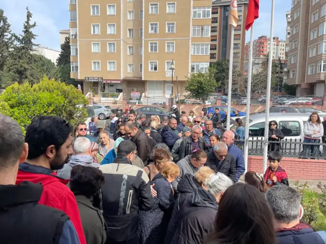İstanbul Maltepe'de oy kullananlar uzun kuyruklar oluşturdu.