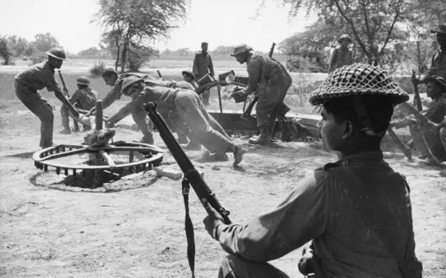 1965 ਦੀ ਭਾਰਤ ਪਾਕ ਜੰਗ ਦੌਰਾਨ ਡੇਰਾ ਬਾਬਾ ਨਾਨਕ ਦੇ ਇੱਕ ਖੂਹ ਤੋਂ ਪਾਣੀ ਹਾਸਲ ਕਰਦੇ ਭਾਰਤੀ ਸੈਨਿਕ