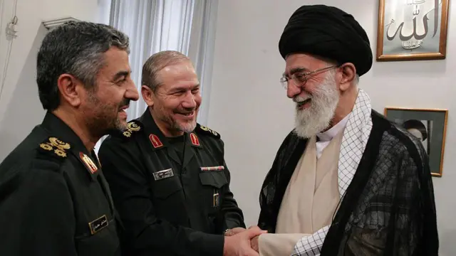 ईरान के सुप्रीम लीडर आयातुल्लाह अली ख़ामेनेई (दाएं) और रहीम सफवी (मध्य)