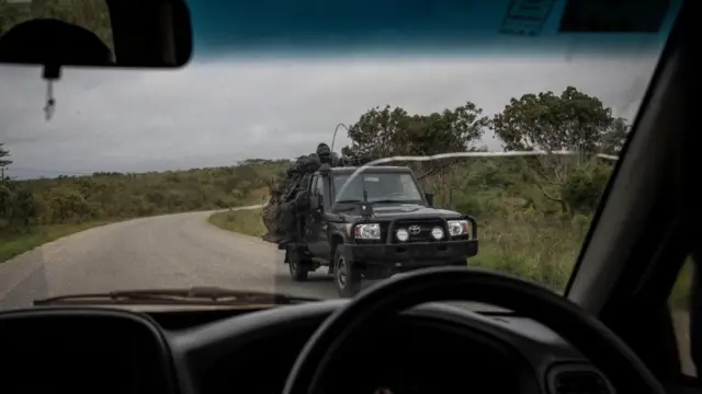 Msafara wa vikosi vya usalama vya Rwanda ukishika doria katika eneo la Macomia mnamo Januari 3, 2023.