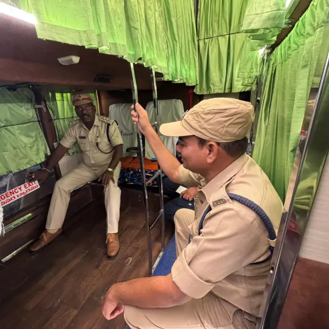 ఏపీలోని ఆది, సోమ వారాల్లో ప్రైవేటు బస్సులను తనిఖీ చేస్తున్న రవాణాశాఖ అధికారులు, సిబ్బంది