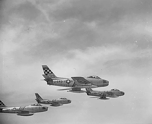 Kore savaşı sırasında devriye uçuşu yapan F-86 sabre tipi savaş uçakları.