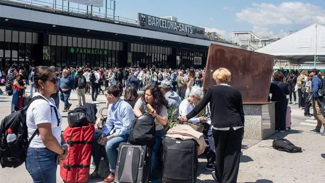 مسافران سرگردان بیرون فرودگاه بارسلونا 