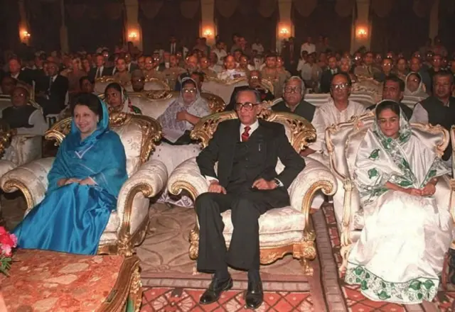 ১৯৯৬ সালে তত্ত্বাবধায়ক সরকারের প্রধান উপদেষ্টা হিসেবে মুহাম্মদ হাবিবুর রহমানের শপথ অনুষ্ঠানে শেখ হাসিনা ও খালেদা জিয়া