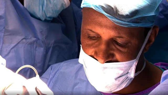 கென்யாவில் ஒரு பிளாஸ்டிக் சர்ஜரி மருத்துவரான ஆடன் அப்துல்லாஹி பெண் உறுப்பு சிதைப்புக்கு எதிரானவர் 