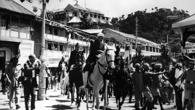 হিমাচলের ধরমশালায় দালাই লামার অভ্যর্থনায় যোগ দিতে ঘোড়ার পিঠে চেপে শহরে আসছেন প্রধানমন্ত্রী নেহরু। এপ্রিল ১৯৫৯