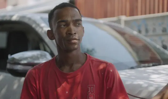 Fernando - ma ọ bụ Nando - Johnston nọ n'otu òtù a na-akpọ Mongrel