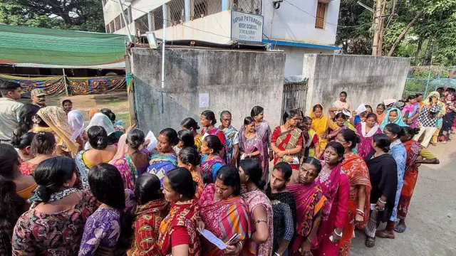 মুর্শিদাবাদে একটি ভোটকেন্দ্রে নারী ভোটারদের লাইন