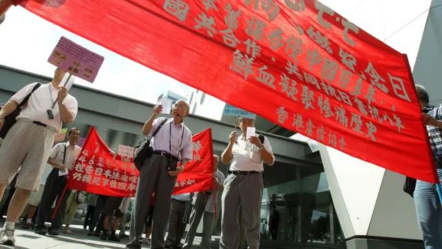 “七七”卢沟桥事变纪念日刘文（中）带领香港索偿协会成员到日本驻香港总领事馆抗议（7/7/2011）