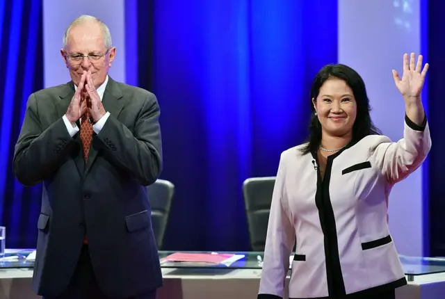 Pedro Pablo Kuczynski y Keiko Fujimori gesticulan durante el debate que ambos protagonizaron para el balotaje presidencial de 2016 en Perú.