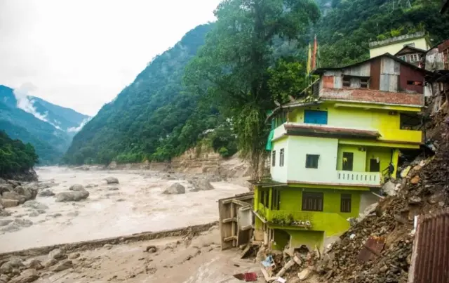 बाढ़ में हुआ नुक़सान.