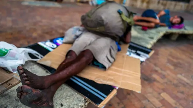 Personas sin techo en Cartagena, una de las ciudades con más desigualdad de Colombia.